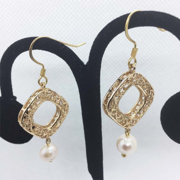 Stylish Freshwater Pearl Earrings - Picture 2 of 3